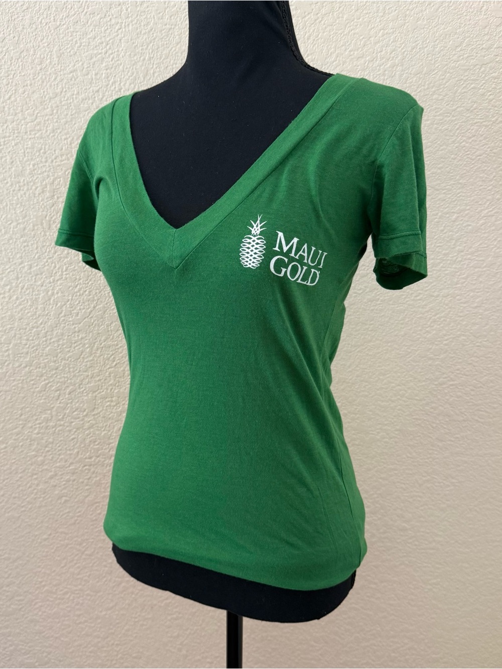 MOCO Los Angeles Eco-Hybrid Maui Gold Pineapple V-Neck Tee Green S (Fits XS)